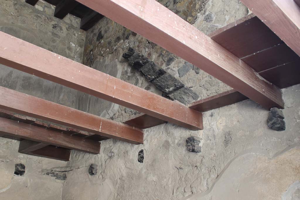 VI.15 Herculaneum. March 2014. Looking towards upper west wall with carbonised wood of remains of stairs/ladder.
Foto Annette Haug, ERC Grant 681269 DÉCOR.